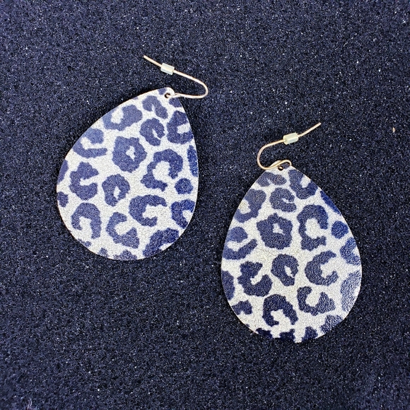 no brand/don't know Jewelry - 💓2 for  $10!💓Animal / Cheetah Print Earrings